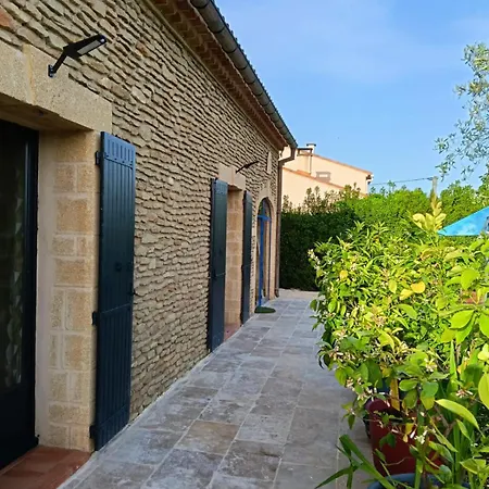 Maison 6 Personnes Avec Piscine Terrain Arboré Clôturé Сasa de vacaciones Vallabrix