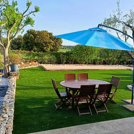 Holiday home Maison 6 Personnes Avec Piscine Terrain Arbore Cloture Vallabrix